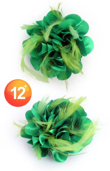 Blume auf Anstecknadel mit grünen Federn